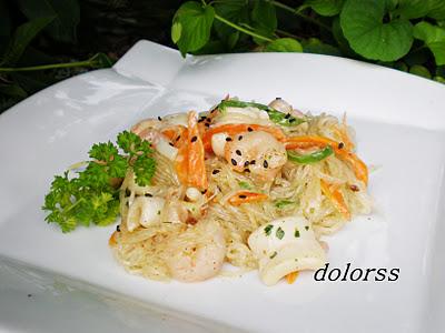 Fideos orientales con calamares, gambas y verduras Fideos orientales con calamares, gambas y verduras