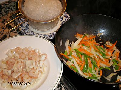 Fideos orientales con calamares, gambas y verduras Fideos orientales con calamares, gambas y verduras