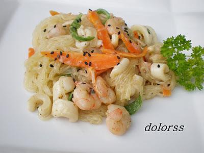 Fideos orientales con calamares, gambas y verduras Fideos orientales con calamares, gambas y verduras