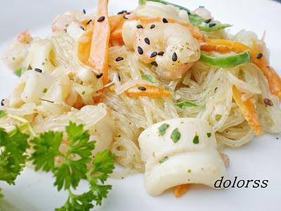 Fideos orientales con calamares, gambas y verduras Fideos orientales con calamares, gambas y verduras