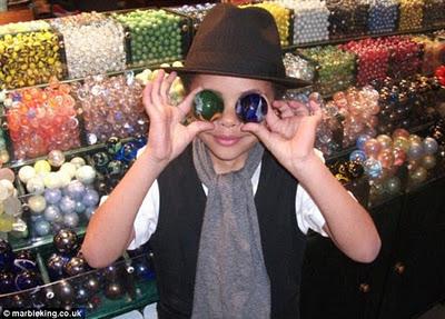 Harli Jordean, niño de 8 años se hace rico vendiendo canicas por Internet