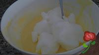 Semifrio de queso de kefir con cobertura de peras al vino Semifrio de queso de kefir con cobertura de peras al vino
