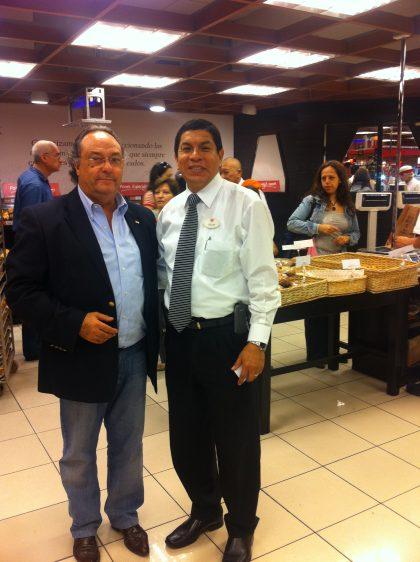 IMG_2329 D. Julio Tolentino, Jefe de División de Tiendas Panadería-Pastelería de Supermercados Wong (dcha) junto a D. José R. Ferré, CEO de Ferré & Consulting Group (Consulting Alliance Holding), durante su visita a uno de los establecimientos de Supermercados Wong.