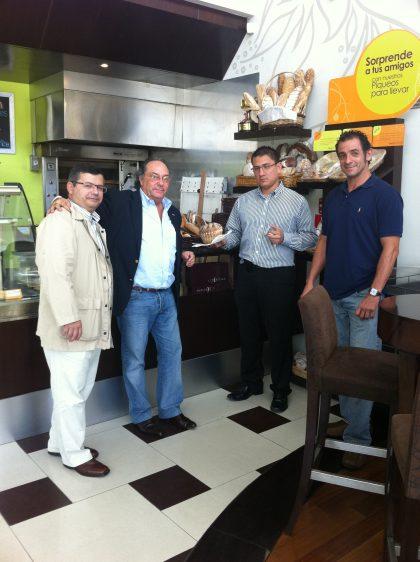 IMG_2359 De izquierda a derecha: D. Roberto Bertrán, Ingenibo (Consulting Alliance Holding), D. José R. Ferré, CEO de Ferré & Consulting Group (Consulting Alliance Holding), D. José Luís Vázquez, Supervisor de L´Artisan Pâtisserie y D. Gustavo Cruz, Partner & Managing-Director Associate Consultant de Ferré & Consulting Group (Consulting Alliance Holding) en Perú.