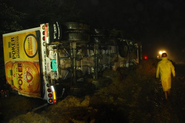 Se salvaron los 17 ocupantes de bus arrastrado por alud en La Línea Se salvaron los 17 ocupantes de bus arrastrado por alud en La Línea