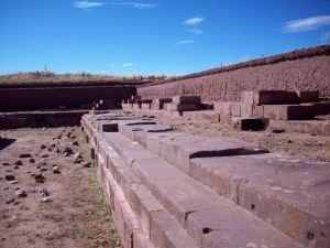 Vista lateral de la pirámide de Puma Punku, aún en proceso de excavación Vista lateral de la pirámide de Puma Punku, aún en proceso de excavación