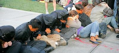 Estudiantes rociados con spray de pimienta durante una sentada pacífica. Vídeo.