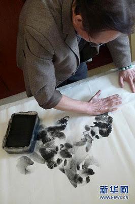 Zhang Baohua y su estilo de pintura con huellas de manos (Galería de Imágenes)