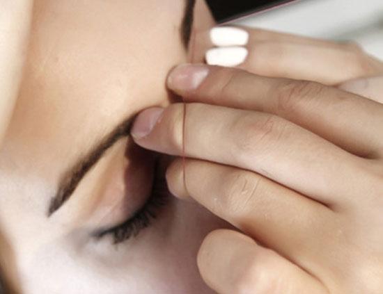 Cejas y labios perfectos con la depilación con hilo Cejas y labios perfectos con la depilación con hilo