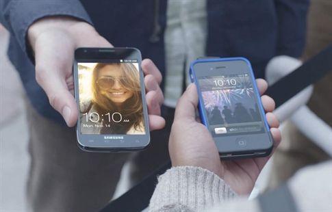 Samsung ridiculiza las colas para comprar el iPhone 4S