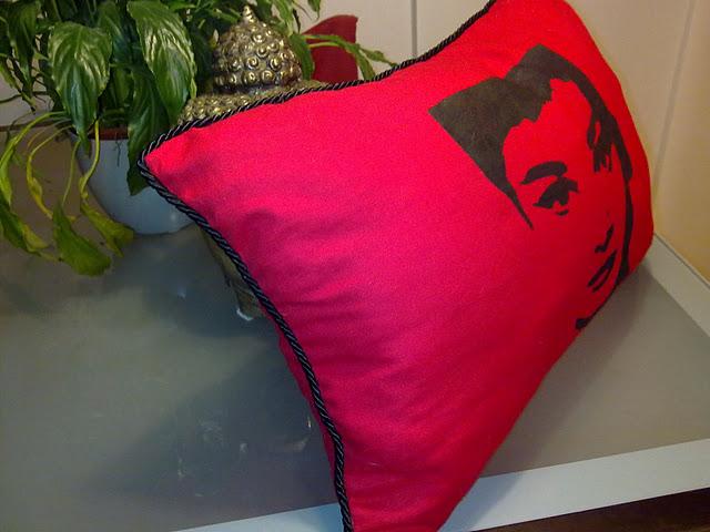 Ruth nos cuenta paso a paso cómo hizo su cojín de Audrey Hepburn. Ruth nos cuenta paso a paso cómo hizo su cojín de Audrey Hepburn.