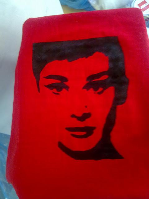Ruth nos cuenta paso a paso cómo hizo su cojín de Audrey Hepburn. Ruth nos cuenta paso a paso cómo hizo su cojín de Audrey Hepburn.