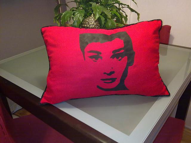 Ruth nos cuenta paso a paso cómo hizo su cojín de Audrey Hepburn. Ruth nos cuenta paso a paso cómo hizo su cojín de Audrey Hepburn.