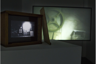 Hiraki Sawa. Vista de Things go around. Sleeping machine I y Sleeping Machine II. El video pide sitio: Muntadas e Hiraki Sawa