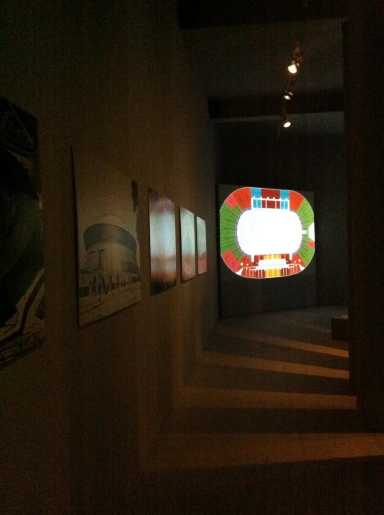 Muntadas. Stadium XV, 2011. MNCARS, Madrid El video pide sitio: Muntadas e Hiraki Sawa