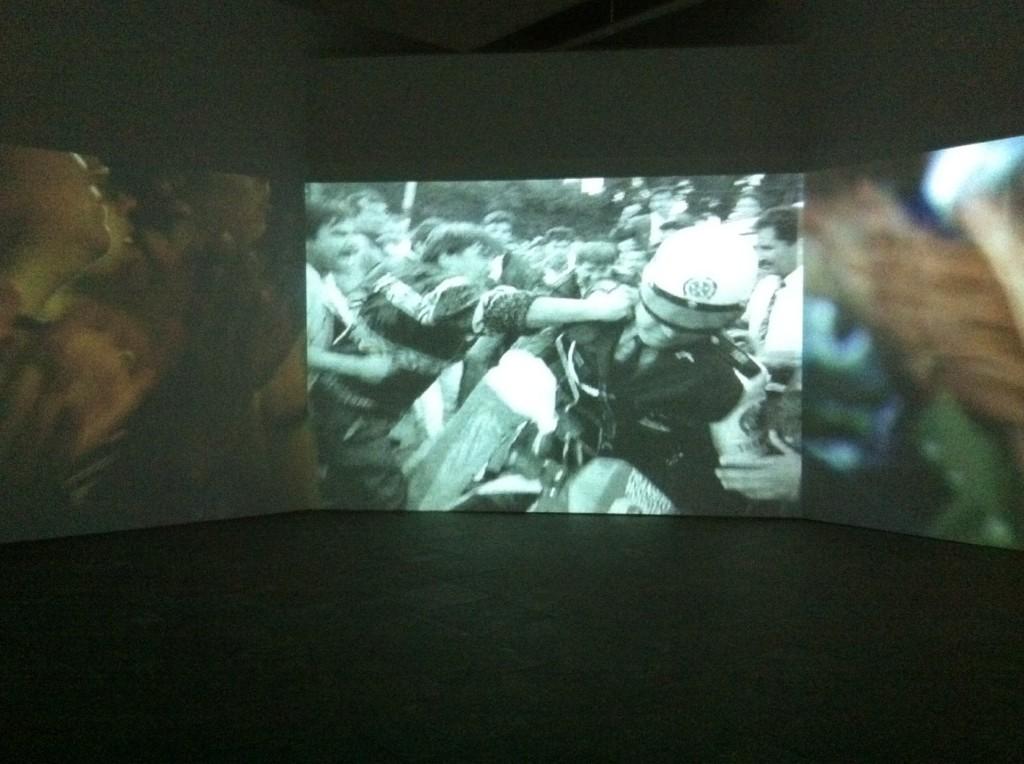 Muntadas. On translation. El aplauso 1990 El video pide sitio: Muntadas e Hiraki Sawa