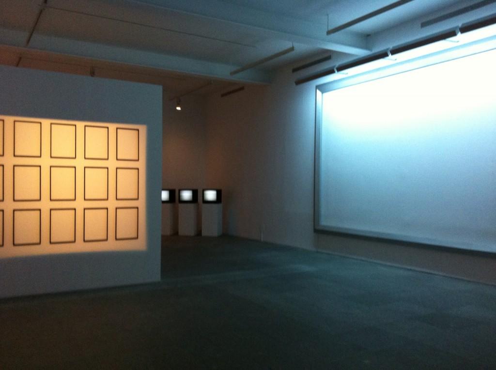 Muntadas. Exhibition, 1987. Exit Art, New York El video pide sitio: Muntadas e Hiraki Sawa