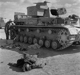 Ante la amenaza que se cierne sobre Tobruk, Rommel decide regresar al oeste - 26/11/1941.