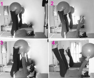 Ejercicio Pilates con pelota para tonificar el abdomen, los brazos y las piernas
