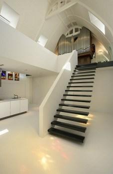 church-remodeled-staircase Vivir en una iglesia