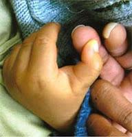 Este niño tiene el pulgar atascado Este niño tiene el pulgar atascado