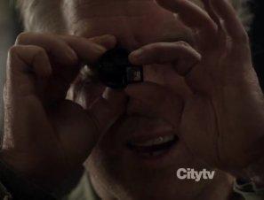 Estudiando el chip de forma artesanal Primer plano de un hombre observando un chip con una lente de relojero