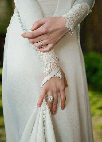 Todo Twilight Finos detalles: Hecho de crepe de satén y encaje con 152 botones en la parte posterior del vestido de Bella y 17 botones adicionales en cada manga Foto: Summit