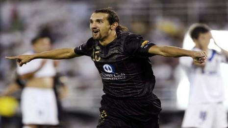 Hernan-Barcos-Quito-Sarsfield-AFP_ECMIMA20111129_0084_4 Vélez no pudo