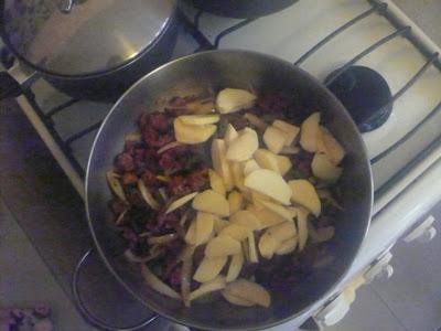 Chorizo con manzanas y pimientos