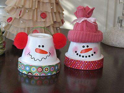 Decoración navideña con macetas: muñecos de nieve