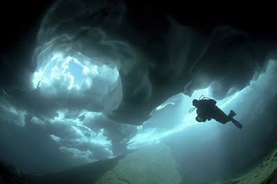 Fotografías bajo el agua de las sorprendentes formaciones de hielo en el lago Naret, Suiza (Galería de imágenes)