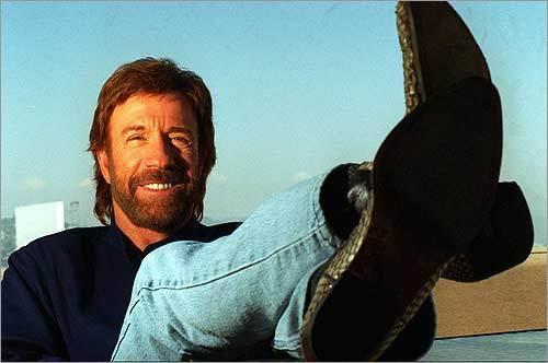 Chuck Norris no vence a un oso, le perdona la vida.