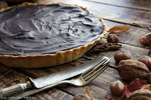 Tarta caramelizada de frutos secos y chocolate