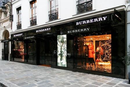 Rosie Hungtinton-Whiteley,  Christopher Bailey y Alexa Chung inaguran en París una nueva tienda Burberry