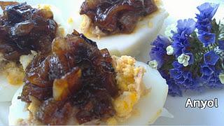 Huevos rellenos con cebolla caramelizada Huevos rellenos con cebolla caramelizada