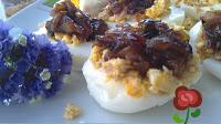 Huevos rellenos con cebolla caramelizada Huevos rellenos con cebolla caramelizada
