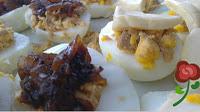 Huevos rellenos con cebolla caramelizada Huevos rellenos con cebolla caramelizada