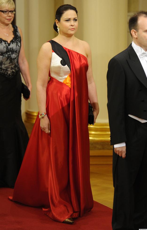 Teija Vesterbacka Vestida de Angry Birds en una cena de gala con el presidente de Finlandia