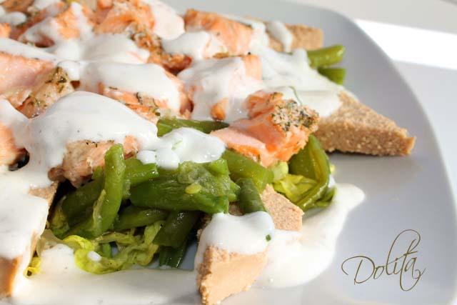 ENSALADA TEMPLADA DE SALMON CON JUDIAS VERDES, HUEVAS DE BACALO Y SALSA DE YOGUR ENSALADA TEMPLADA DE SALMON CON JUDIAS VERDES, HUEVAS DE BACALO Y SALSA DE YOGUR