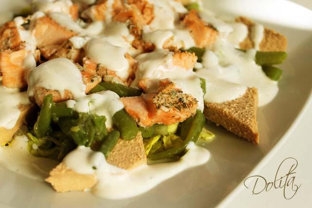 ENSALADA TEMPLADA DE SALMON CON JUDIAS VERDES, HUEVAS DE BACALO Y SALSA DE YOGUR ENSALADA TEMPLADA DE SALMON CON JUDIAS VERDES, HUEVAS DE BACALO Y SALSA DE YOGUR