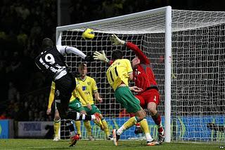 Dos goles insuficientes de Demba Ba en el Norwich(4)-Newcastle( 2)