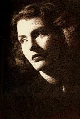 El equilibrio en el Arte, como en la vida, es más la ausencia que la presencia de algo. El equilibrio en el Arte, como en la vida, es más la ausencia que la presencia de algo.