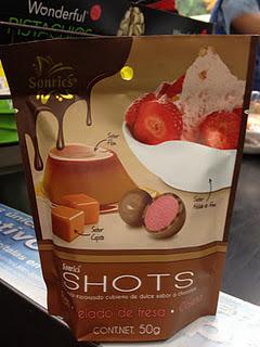 Dulces y snacks junto a la caja del Super: Sonric's Shots