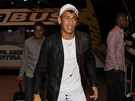Neymar se viste de taxista para promoción de socios