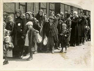 MANCHAS DE LUZ. SER MUJER EN EL HOLOCAUSTO. EXPOSICIÓN EN GRANADA.