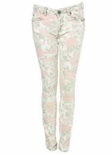 Combinación de tendencias topshop,printed denim,jeans,flowers,flores,tejanos