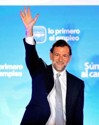 EL RECIEN electo presidente del gobierno español  Mariano Rajoy, saluda a partidarios en la sede de su Partido Popular luego de que fuera declarado ganador en los comicios del 20 de noviembre. 