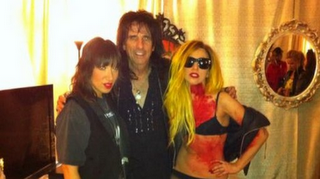 Alice Cooper regalará Biblia a Lady Gaga para Navidad