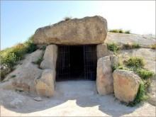 Dolmen de Menga (Antequera) Dolmen de Menga (Antequera)