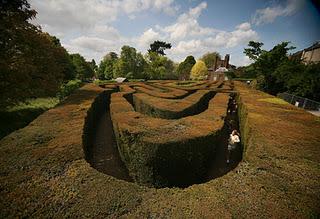 HAMPTON COURT: JARDINES, LABERINTOS Y FANTASMAS